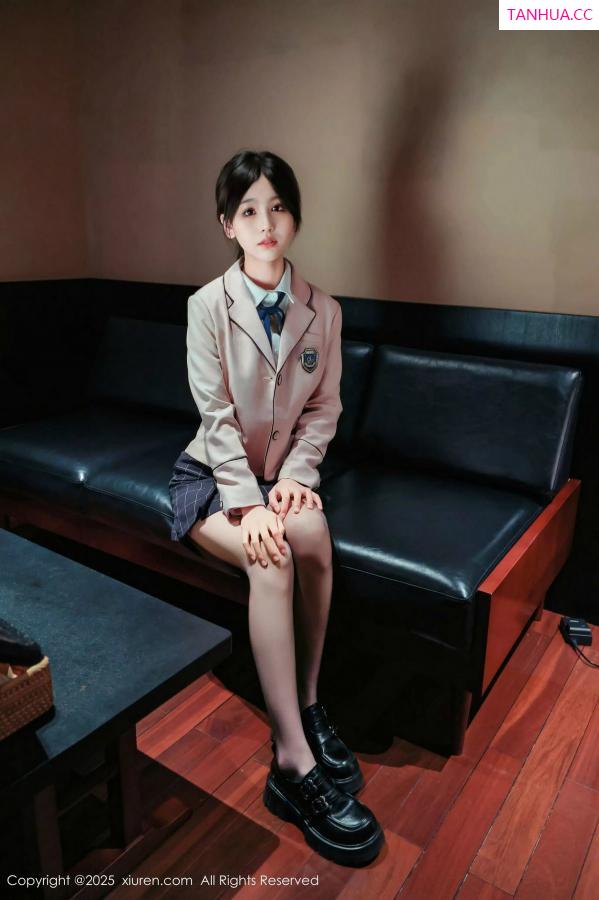   [XiuRen]高清写真图 2025.02.28 No.9949 奶芙乔乔 美腿黑丝第18张图片